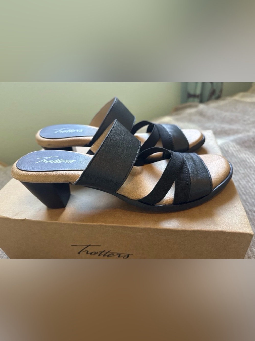 NIB Trotter Women's 8.5 M Leather Upper Cross Straps Sandals Black